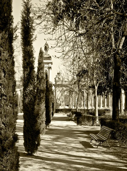 Parque com árvores e esculturas em tom sépia — Fotografia de Stock