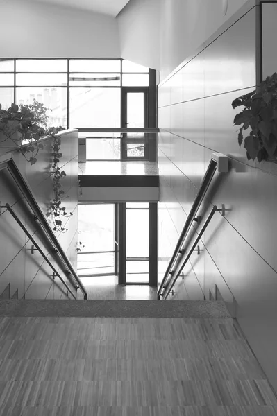 Modernes Gebäude-Interieur mit Treppe und Glas — Stockfoto