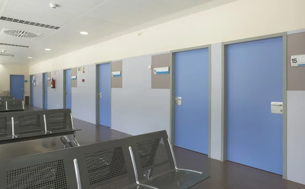 Espace d'attente de l'hôpital avec chaises métalliques — Photo