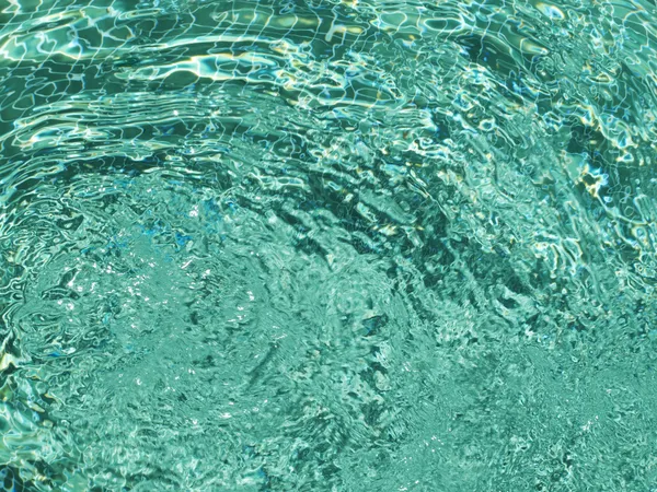 Ondas de água verde em uma piscina — Fotografia de Stock