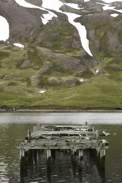 Islandia. Lotniska Siglufjordur. Krajobraz z opuszczonej stacji dokującej i mountai — Zdjęcie stockowe