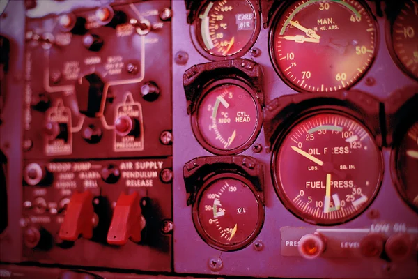 Flugzeug-Armaturenbrett. Kontrolluhren in rotem Ton — Stockfoto