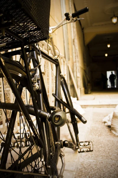 Vergrendeld fiets in een gang. Sepia Toon — Stockfoto