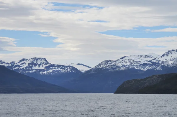 Patagonische Landschaft mit Bergen und See — Stockfoto