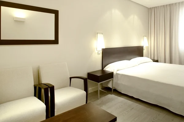 Hotel camera da letto interni in toni caldi — Foto Stock