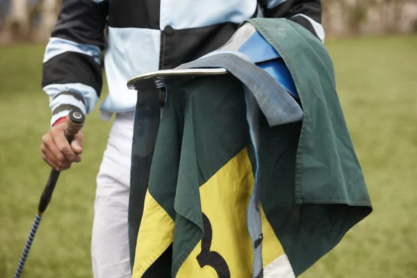 Jockey met apparatuur in de grond — Stockfoto