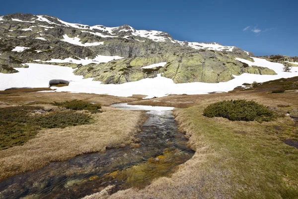 Landskap med klippor och snö på en solig dag — Stockfoto