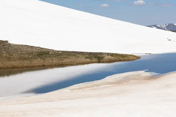 Paisaje con montañas y nieve. — Foto de Stock