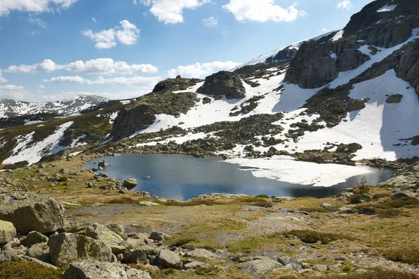 Krajina s hory a sníh za slunečného dne — Stock fotografie