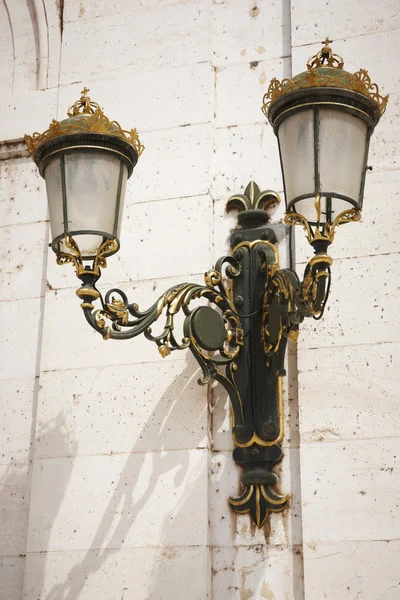 Lámpara exterior antigua en tono verde y dorado —  Fotos de Stock