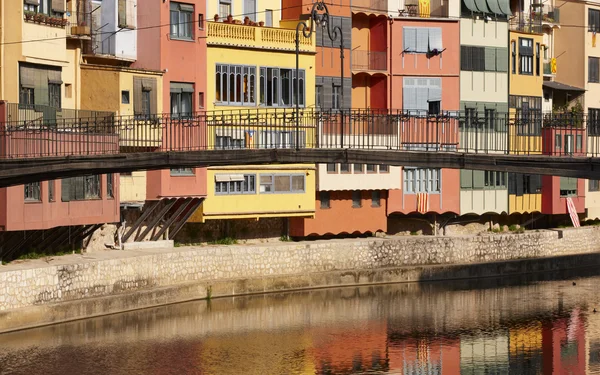 Spain. Catalonia. Girona. Onar colorful houses and bridge. — Stockfoto