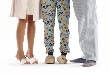 Aile üzerinde beyaz izole pijama giymiş