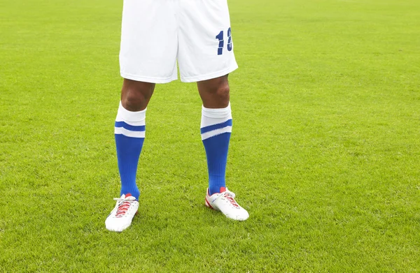 Jogador de futebol vestido de branco e azul — Fotografia de Stock