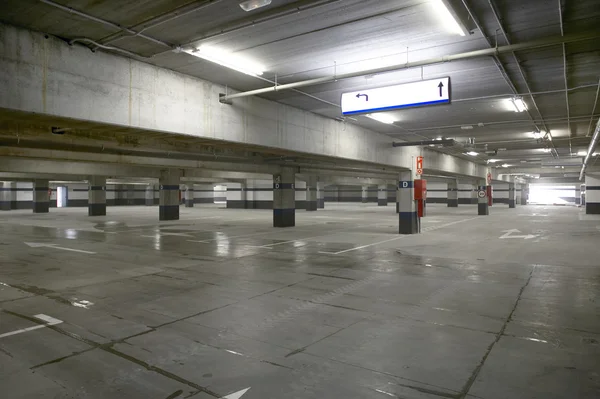 Estacionamento para carros em tons de cinza — Fotografia de Stock