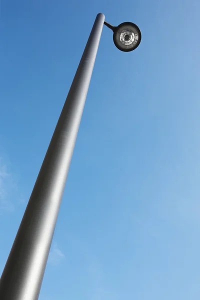 Lampada stradale moderna sotto un cielo blu — Foto Stock