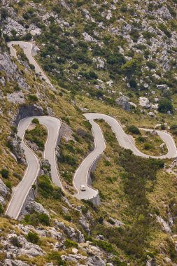 Balear adalarında resim gibi virajlı bir yol. Mallorca, İspanya