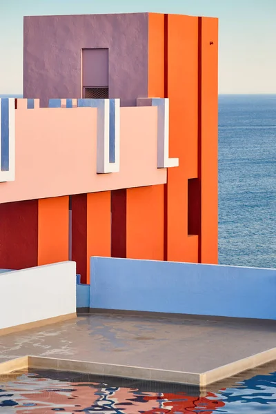 Construcción Geométrica Del Edificio Pared Roja Manzanera Calpe España —  Fotos de Stock