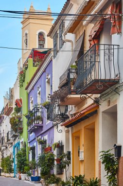 Calpe 'ın eski kasabasındaki renkli yüzler. Alicante, İspanya