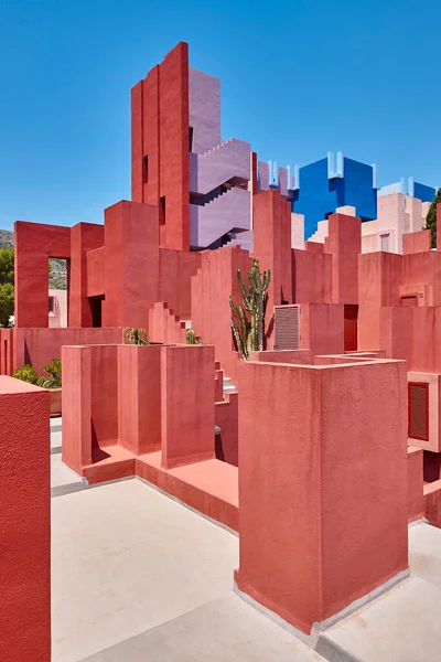 Geometrische Bauweise Die Rote Mauer Manzanera Calpe Spanien — Stockfoto