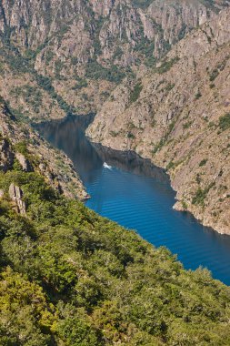 Ribeira sacra. Galiçya, İspanya 'da teknesi olan Sil Nehri Kanyonu