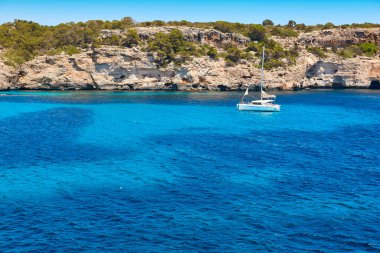 Mallorca 'da turkuaz sular. Moro Koyu. Akdeniz kıyı şeridi. İspanya