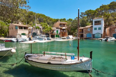 Mallorca 'daki Akdeniz kıyısı. Figuera Koyu. Turkuaz sular. İspanya