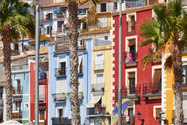 Geleneksel Akdeniz köyü Villajoyosa. Renkli yüzler. Alicante, İspanya