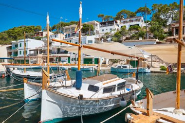 Mallorca 'daki Picturesque Akdeniz limanı. Figuera Koyu. Tekneleri yağmalıyor. İspanya