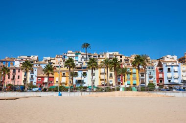 Geleneksel Akdeniz köyü Villajoyosa. Renkli yüzler. Alicante, İspanya