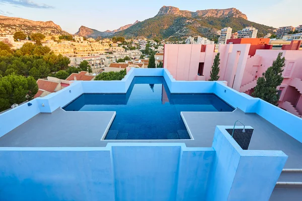 Akdeniz Kıyısındaki Resim Gibi Geometrik Havuz Calpe Alicante Spanya — Stok fotoğraf