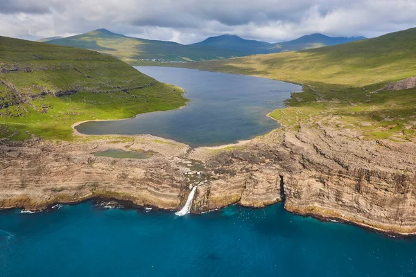 Νησιά Φερόε Δραματική Ακτογραμμή Vagar Από Ελικόπτερο Λίμνη Leitisvatn — Φωτογραφία Αρχείου