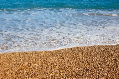 Akdeniz çakıl taşı plajı ve Valencia 'da mavi deniz. İspanya