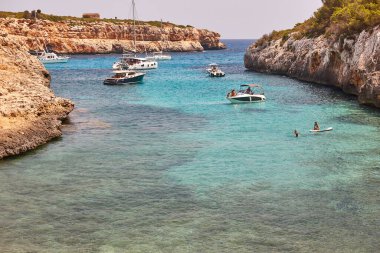 Mallorca 'da turkuaz sular. Virgili Koyu. Akdeniz kıyı şeridi. İspanya