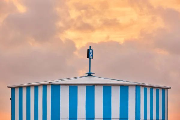 Blauw Gestreepte Strandhut Bij Zonsondergang Zomertijd Toerisme — Stockfoto