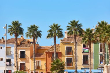 Geleneksel Akdeniz köyü Villajoyosa. Renkli yüzler. Alicante, İspanya