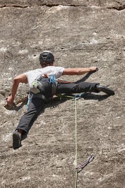 Klättrare Granitvägg Extrem Sport Friluftsliv — Stockfoto