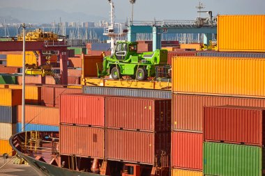 Bir gemide konteynırlar. Küresel pazar Kargo sevkiyatı. Uluslararası ekonomi