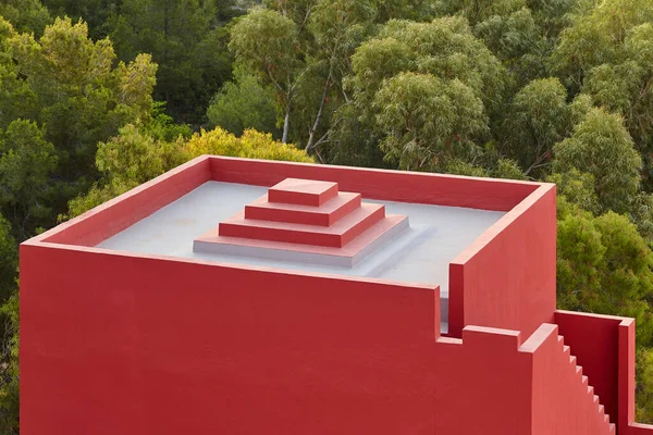 Geometrická Stavba Budovy Červená Zeď Manzanera Calpe Španělsko — Stock fotografie