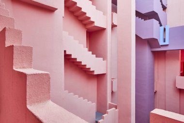 Geometrik kırmızı bina kapalı. Kırmızı duvar, La Manzanera. Calpe, İspanya