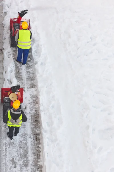 Рабочие Чистят Снег Тротуаре Снегоочистителем Техобслуживание — стоковое фото
