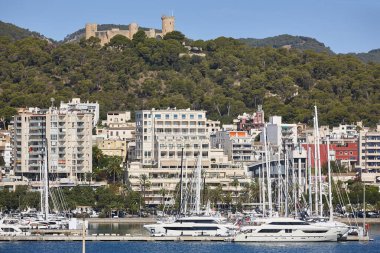 Bellver Kalesi ve Palma de Mallorca Limanı. Akdeniz kıyısı. İspanya