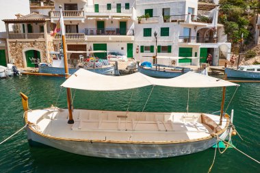 Mallorca 'daki Picturesque Akdeniz limanı. Figuera Koyu. Tekneleri yağmalıyor. İspanya