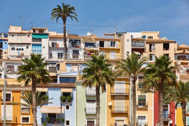 Geleneksel Akdeniz köyü Villajoyosa. Renkli yüzler. Alicante, İspanya