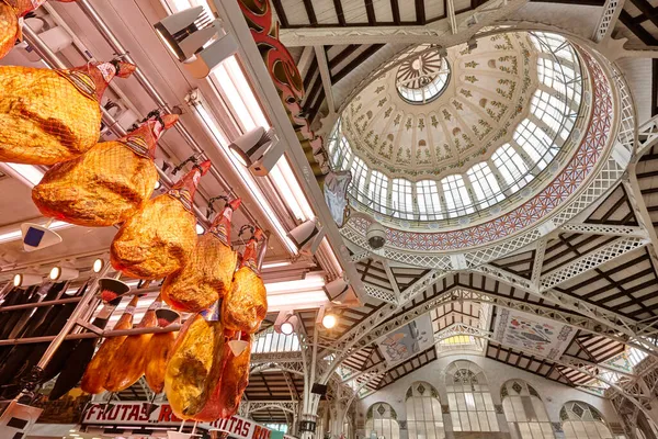 Valencia 'daki merkez markette. Modernizm tarzı. Mimari dönüm noktası. İspanya