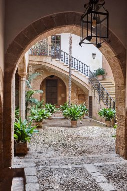 Palma de Mallorca 'da geleneksel Mallorcan verandası. Balear adaları. İspanya