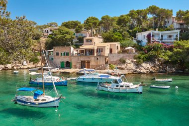 Mallorca 'daki Akdeniz kıyısı. Figuera Koyu. Turkuaz sular. İspanya