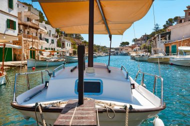 Mallorca 'daki Akdeniz kıyısı. Figuera Koyu. Turkuaz sular. İspanya