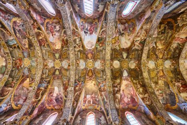 Boyalı çatı. Valencia şehir merkezindeki San Nicolas Kilisesi. İspanya