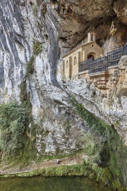 Bir mağarada tapınak ve sığınak. Covadonga, Asturias. İspanya