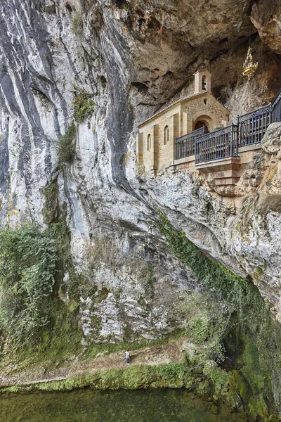 Bir mağarada tapınak ve sığınak. Covadonga, Asturias. İspanya